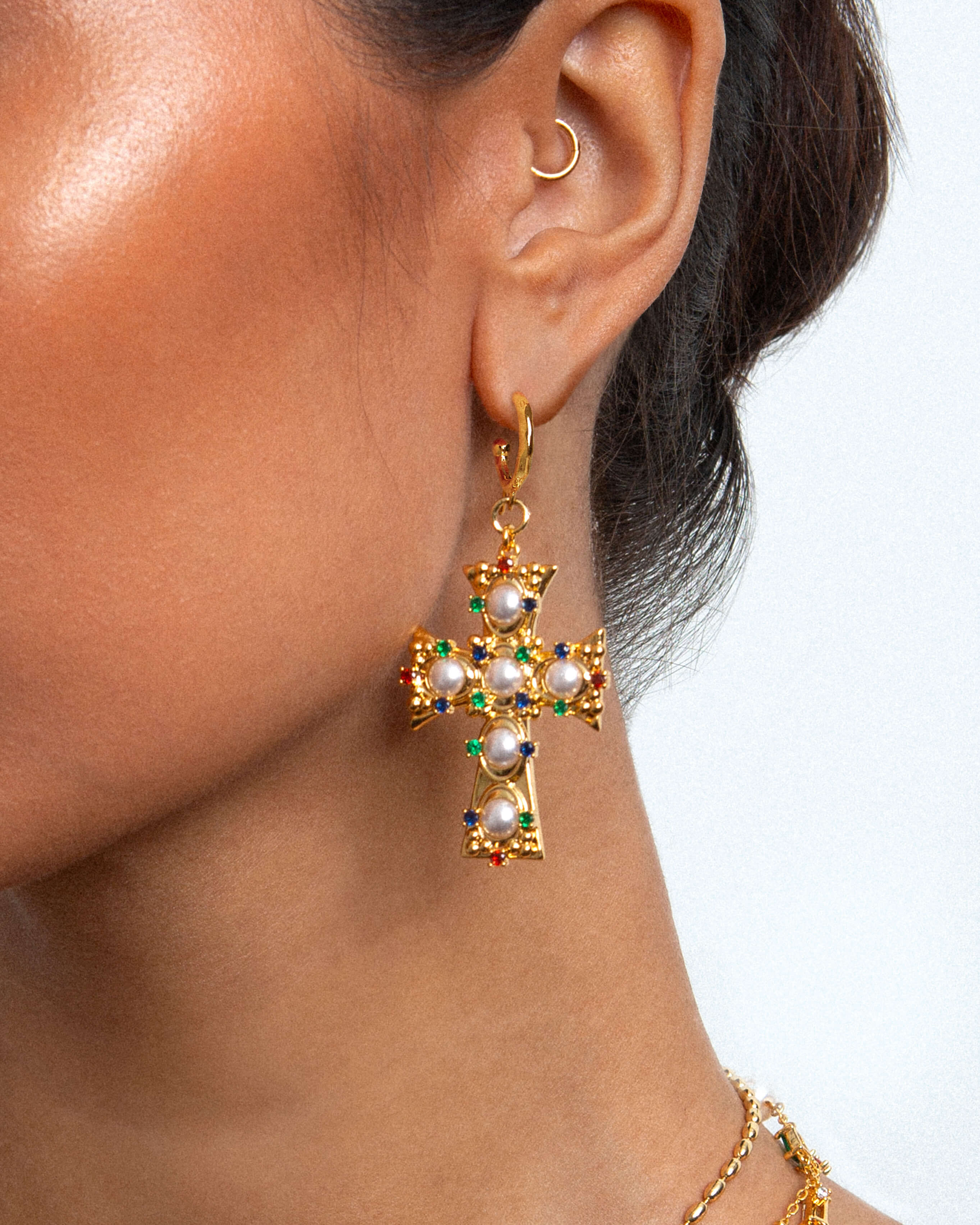 Kolczyki Lover of Helius z krzyżem i perłą