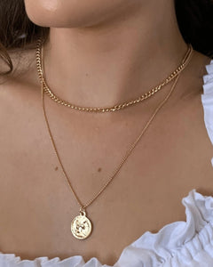 13 looks en capas que amamos con collares Choker