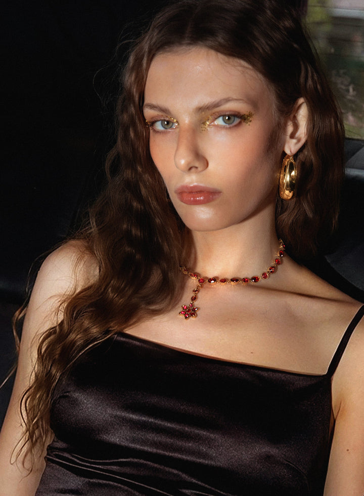 Comment styliser tes bijoux de bal pour chaque vibe (et trouver des cadeaux de remise des diplômes que tu remettras vraiment)