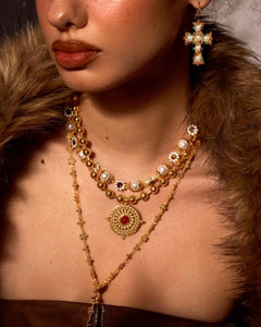 El arte de superponer collares: equilibrio, longitud y estilo intencionado