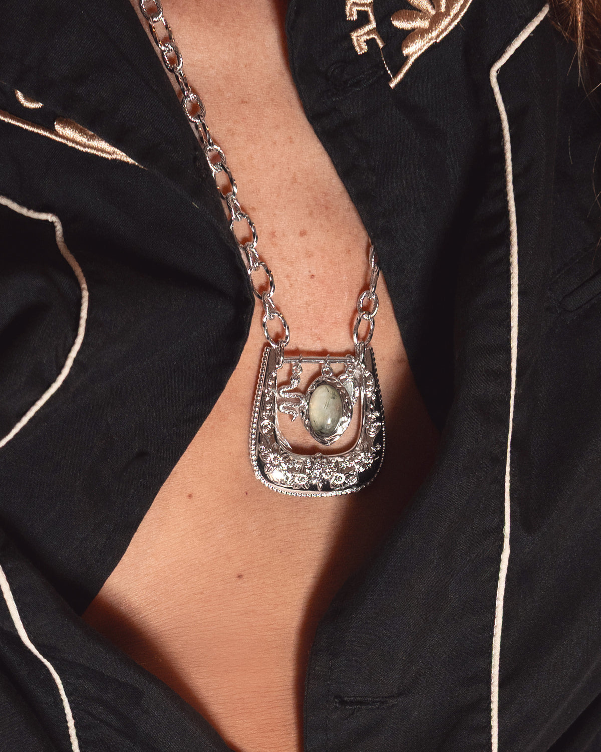 Collana con pendente a fibbia Orbit Charm