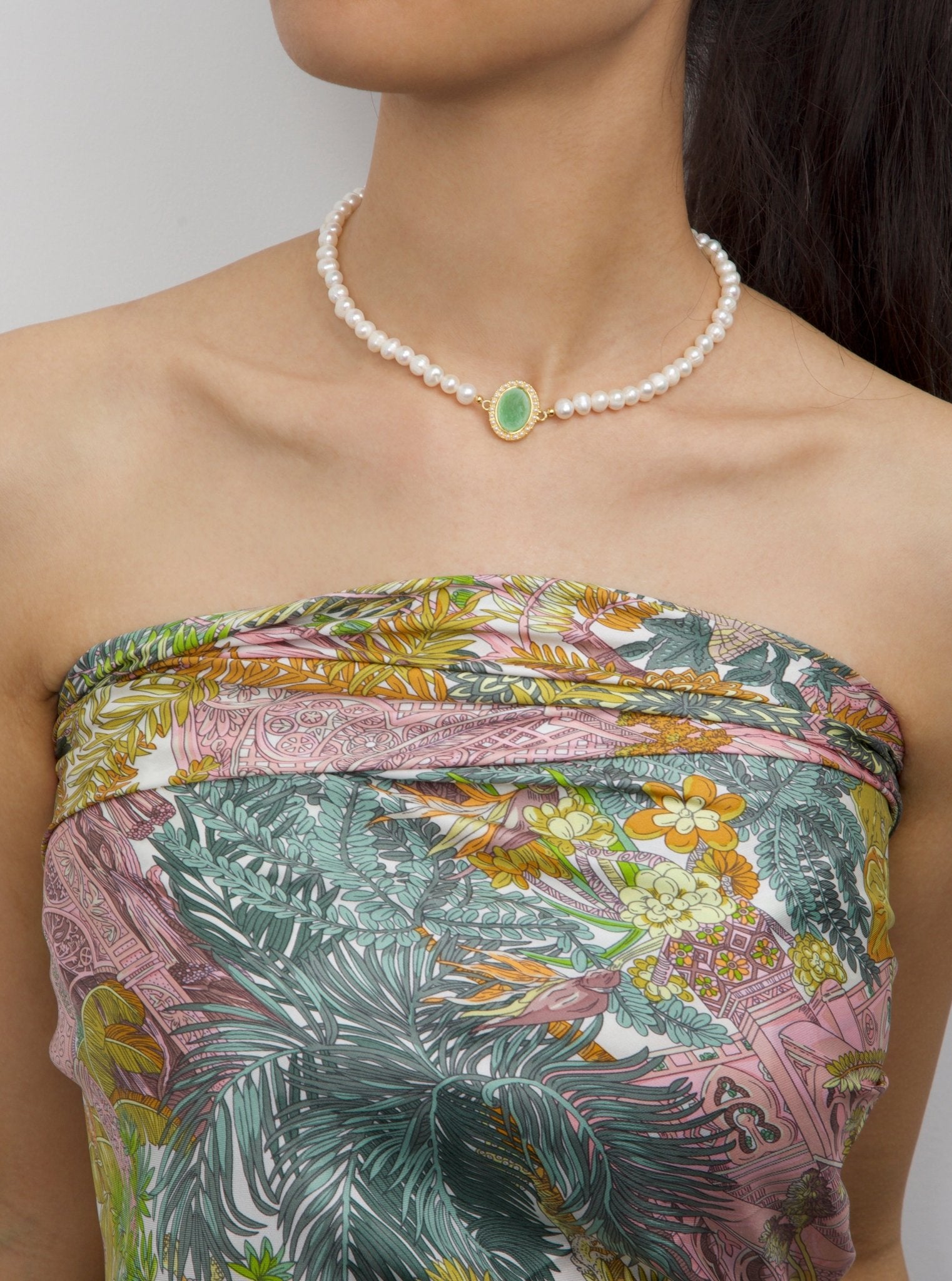 Green Cameo Pearl Collier