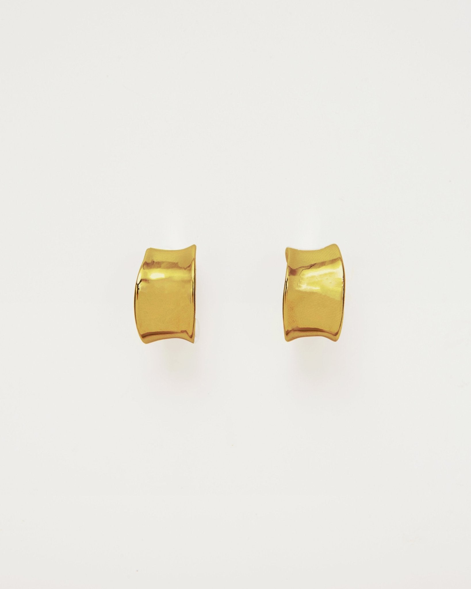 Chunky Flowy Hoop Aretes in Gold