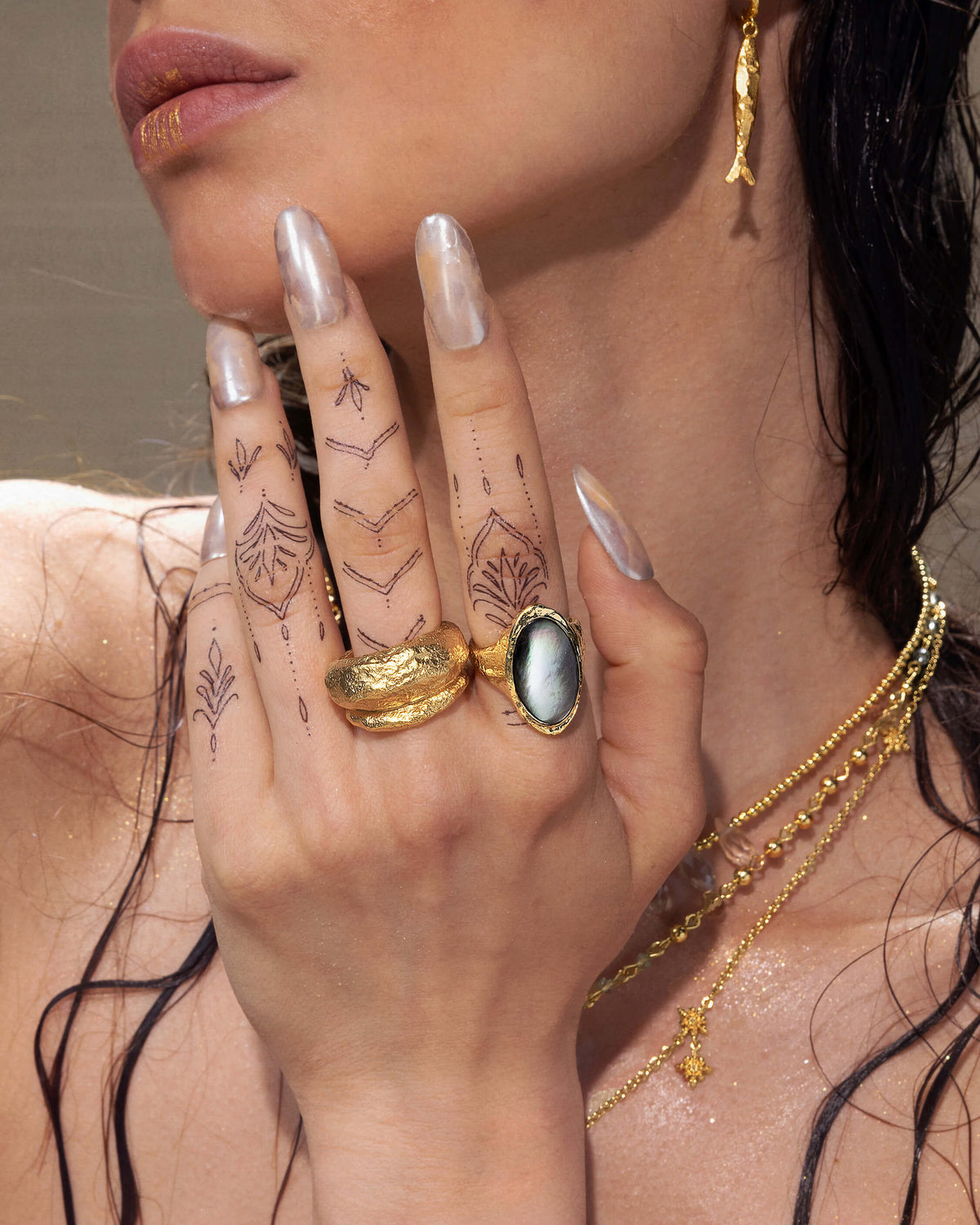 Midnight Oval Shell Ring