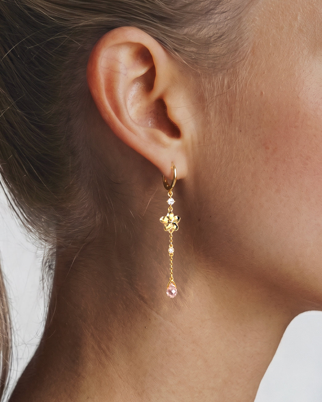 Pendientes de gota con pétalos
