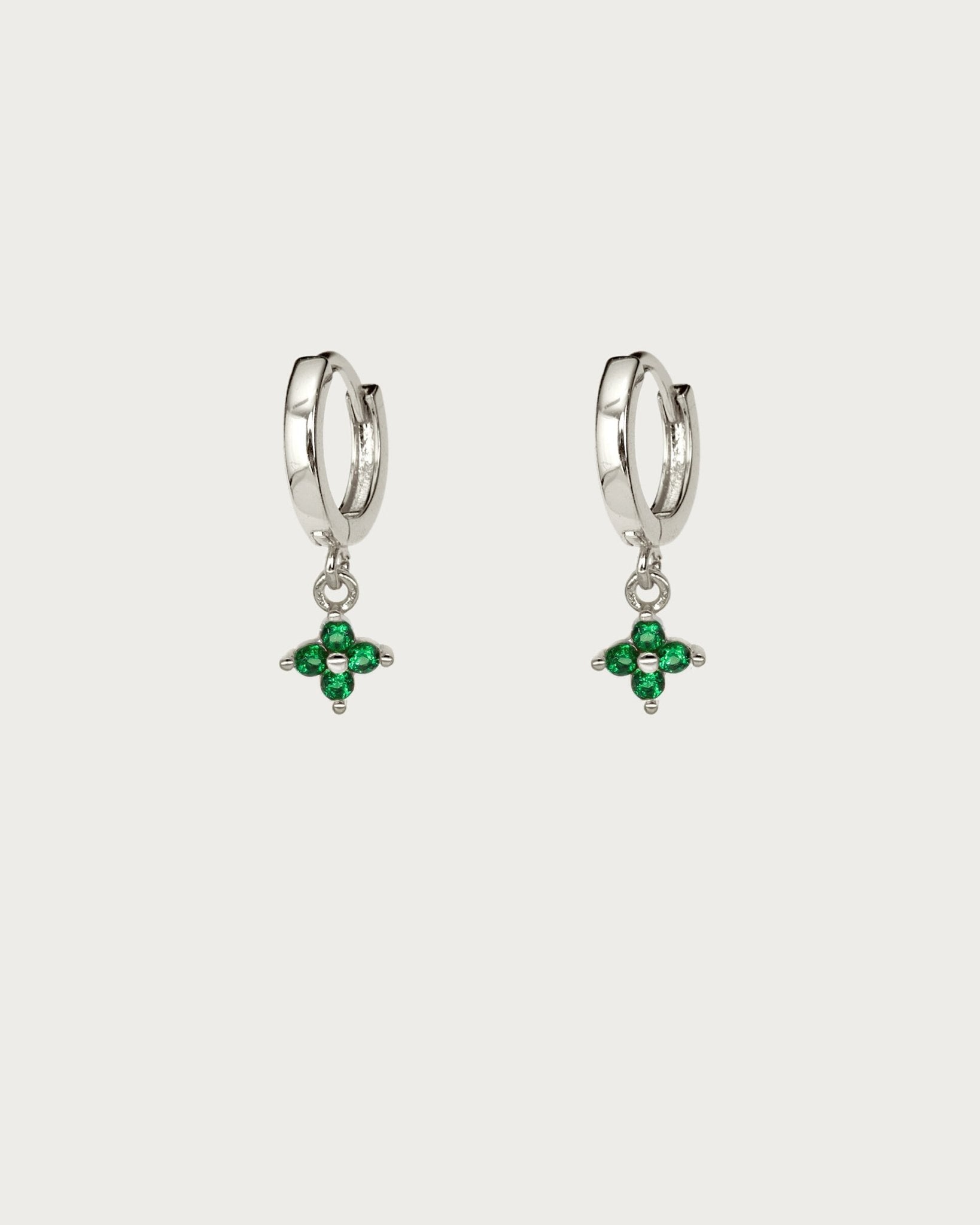 Green Clover Hoop Aretes in Silver