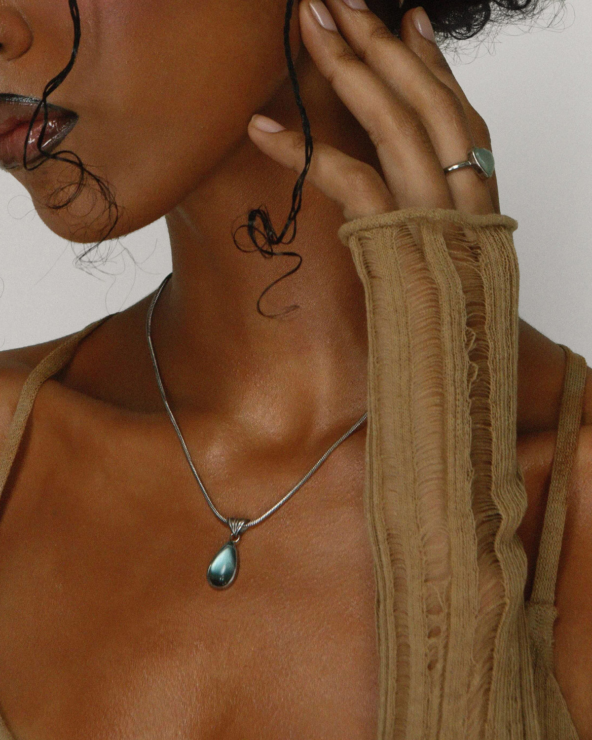 Wassertropfen-Halskette in Marineblau