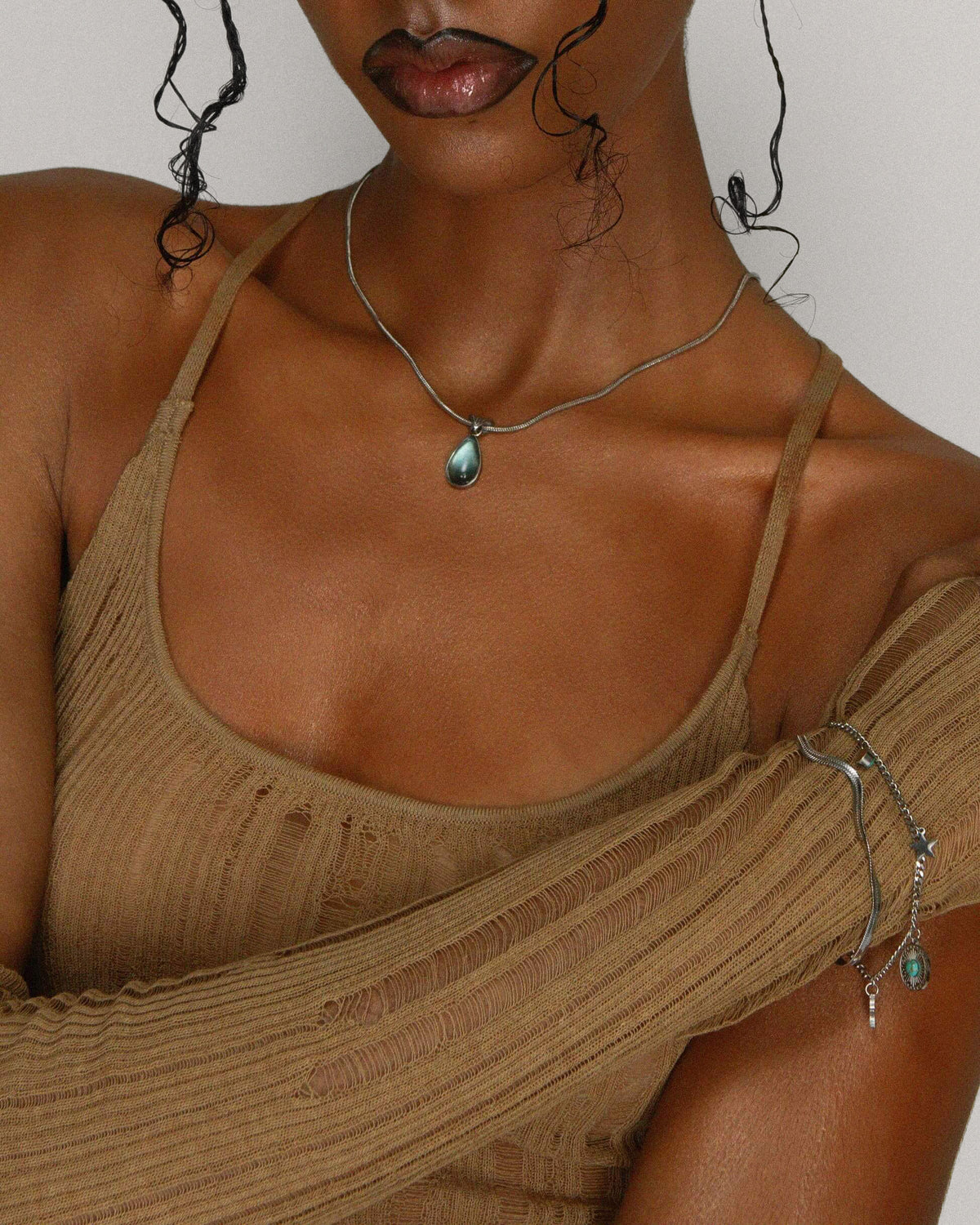 Wassertropfen-Halskette in Marineblau