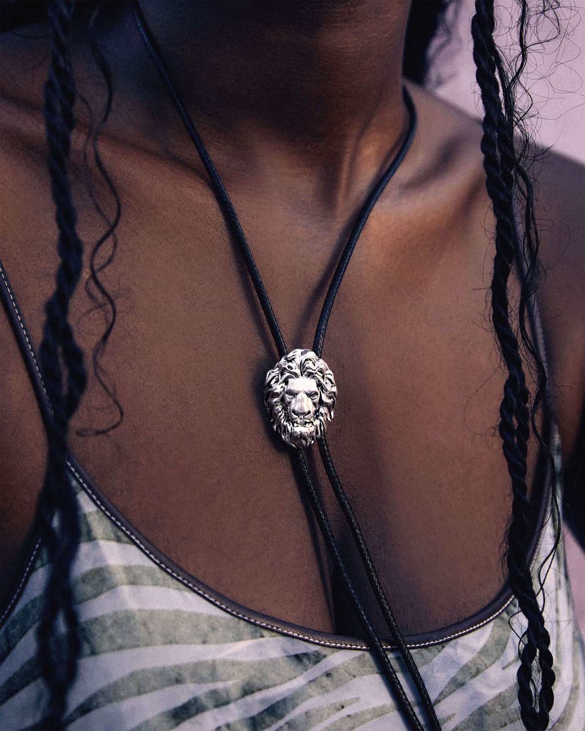 Cravate bolo Lion Guard en argent