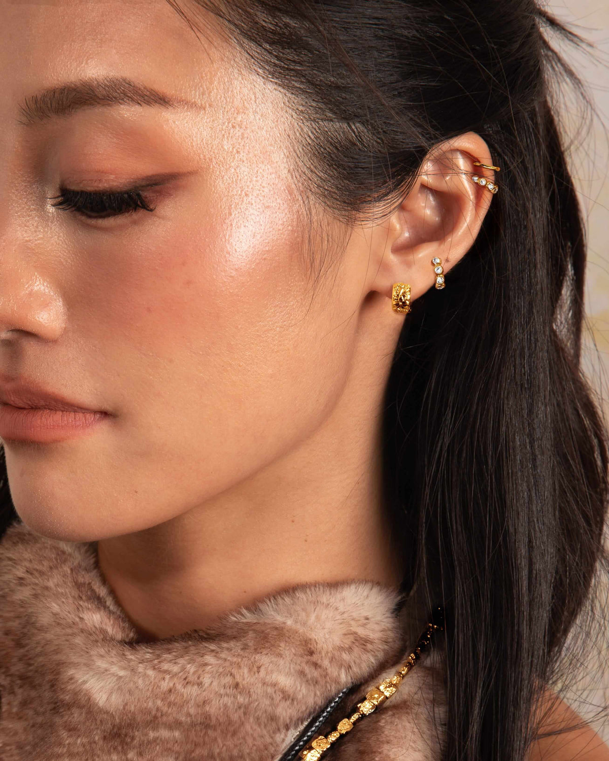 Mini serenata di orecchini a cerchio con orchidea