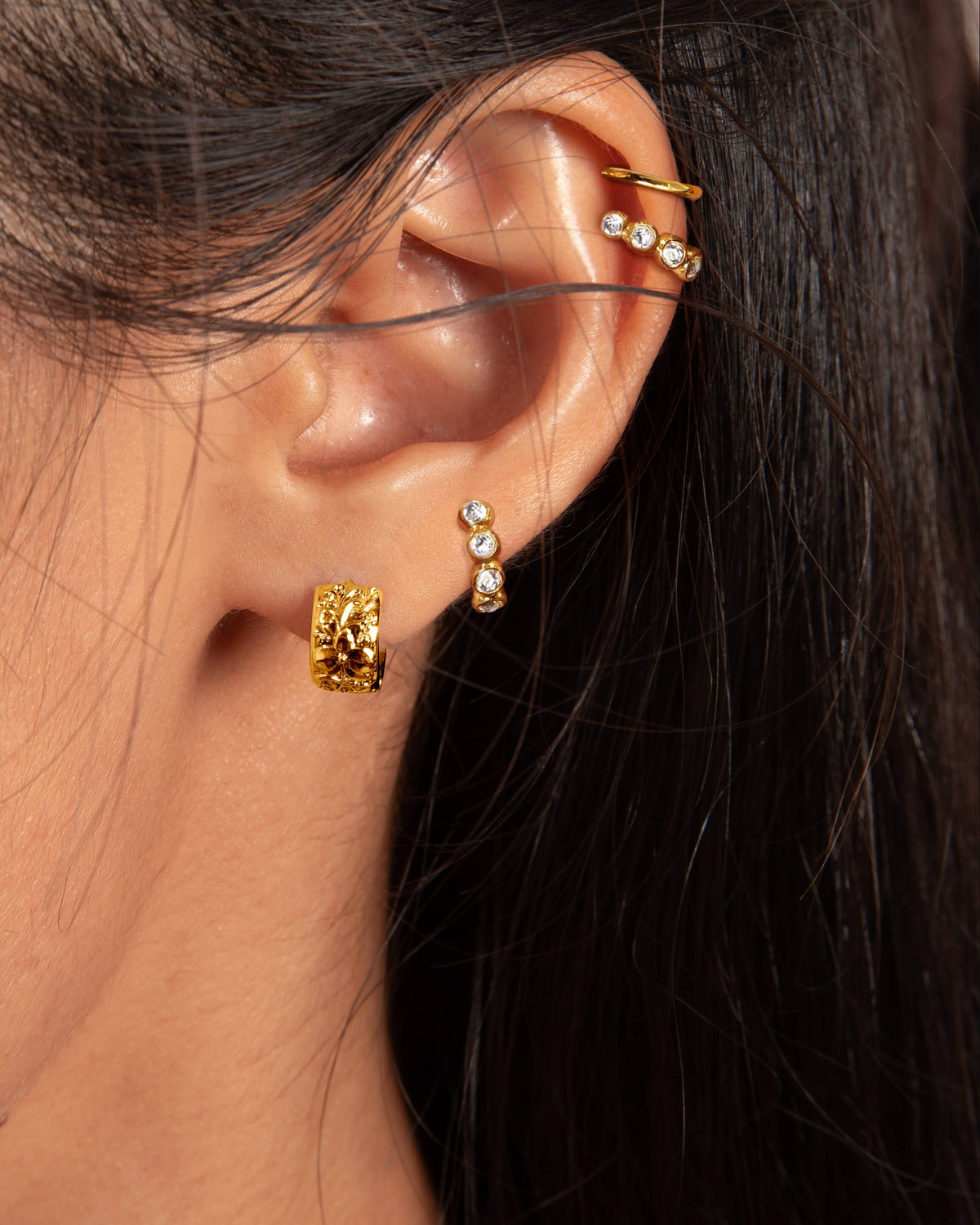 Mini serenata di orecchini a cerchio con orchidea