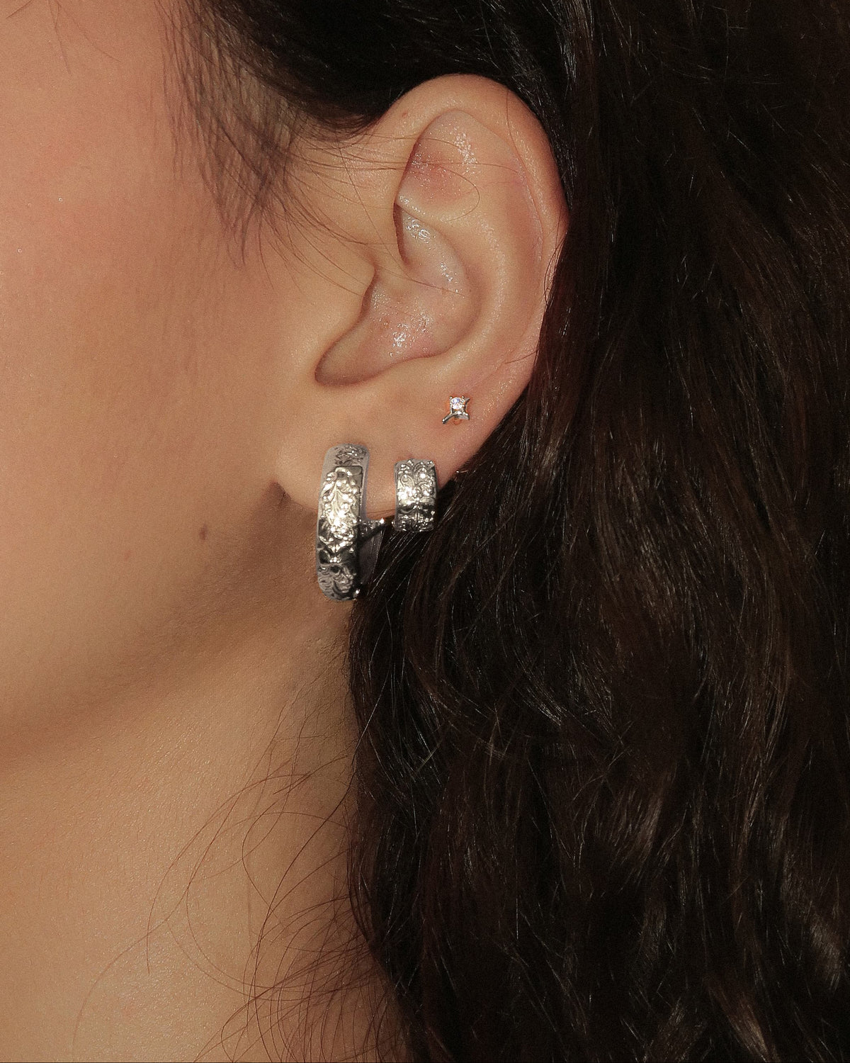 Serenada kolczyków kołowych z orchideą w srebrze