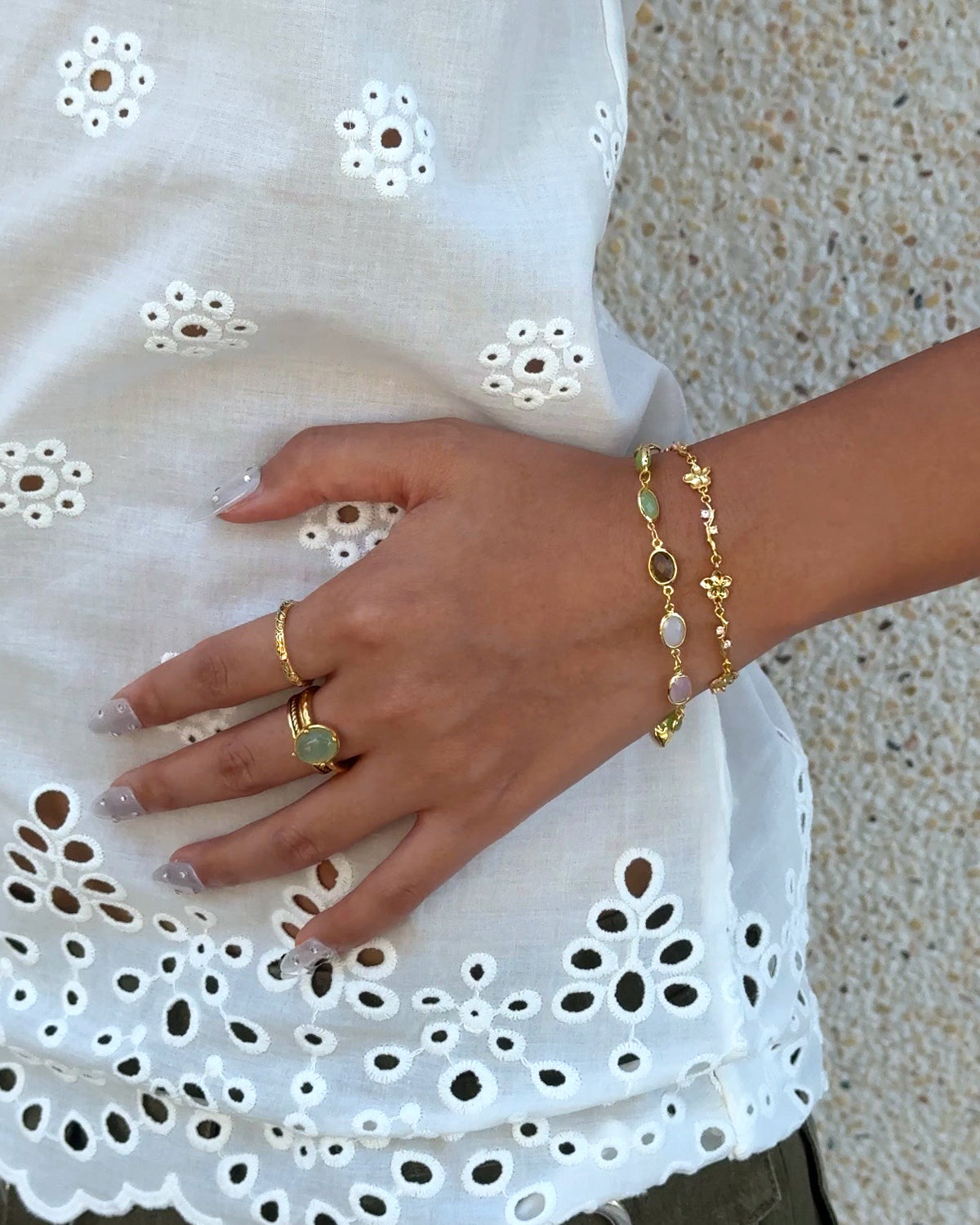 Conjunto de pulseras florales de piedra y hiedra con encanto romántico
