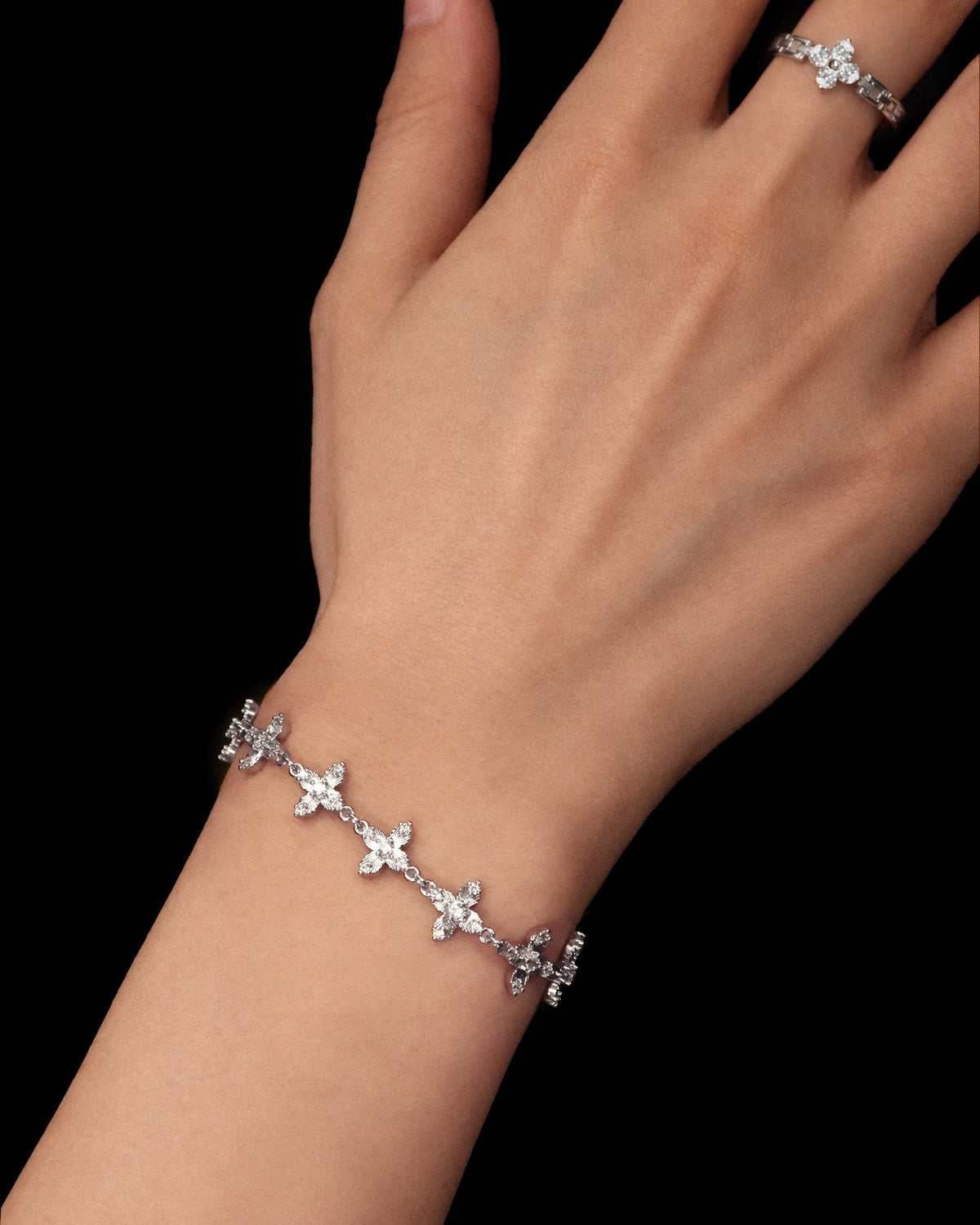 Lucky Clover Brushed Link Bracelet in Silver