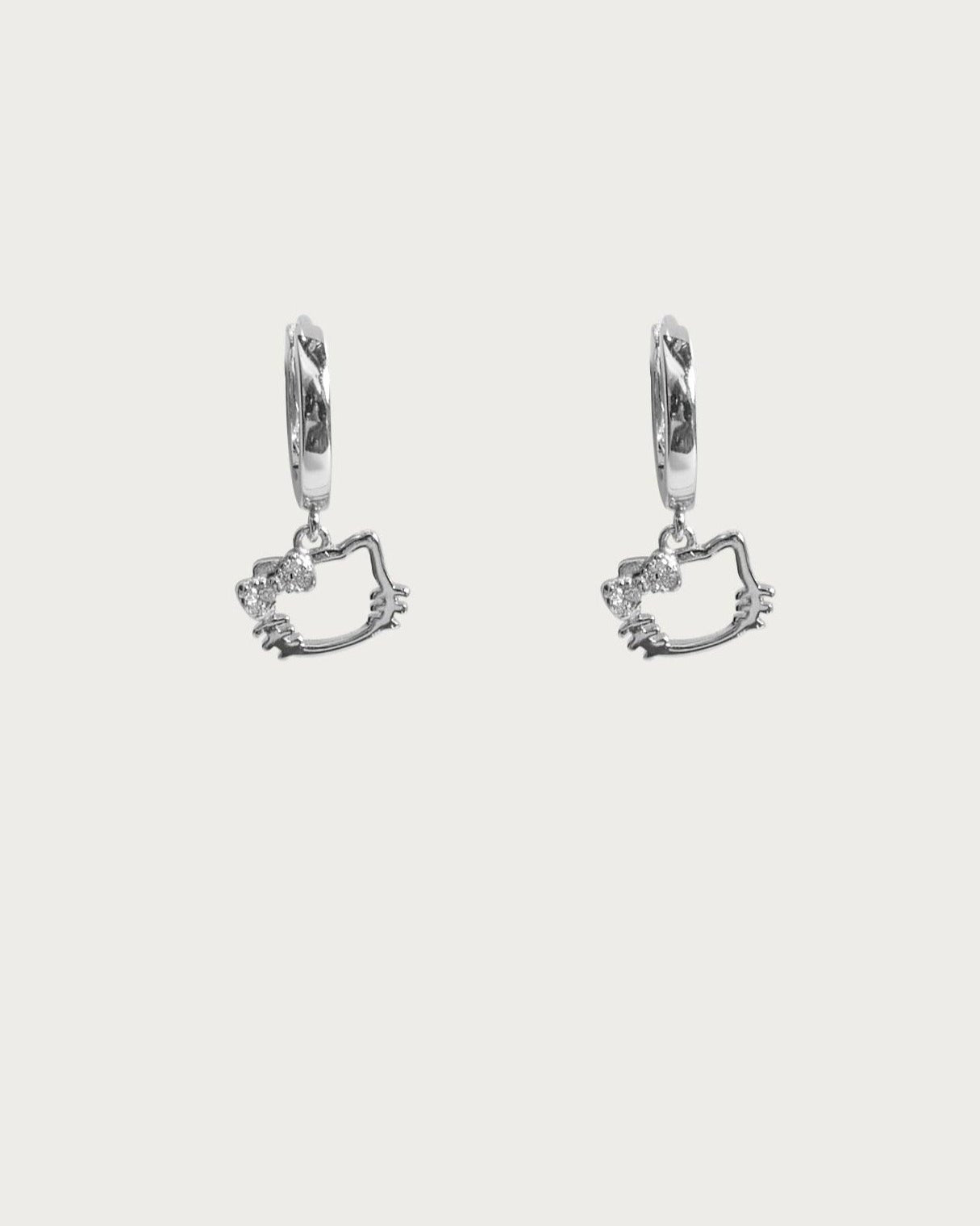 Kitty Hoop Aretes in Silver
