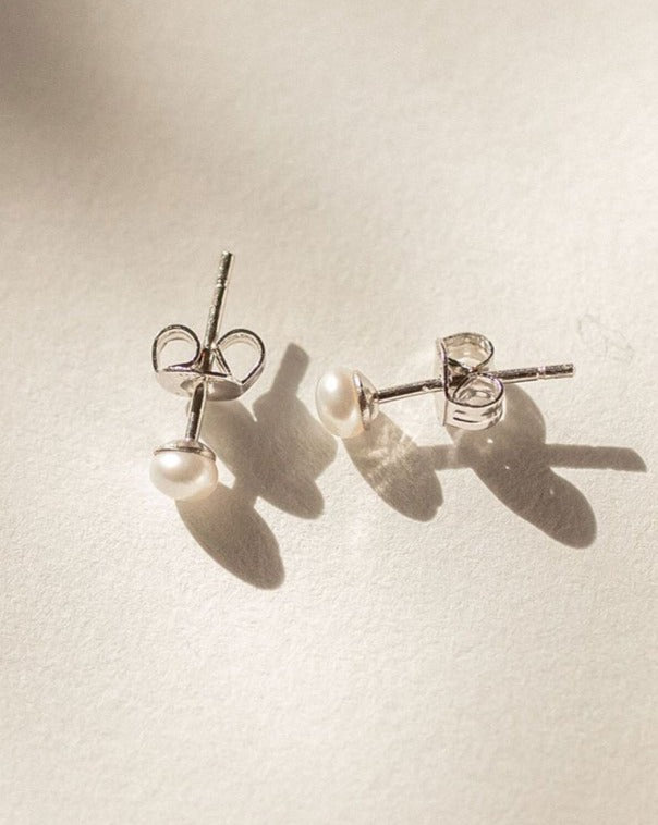 Daily Pearl Stud Aretes